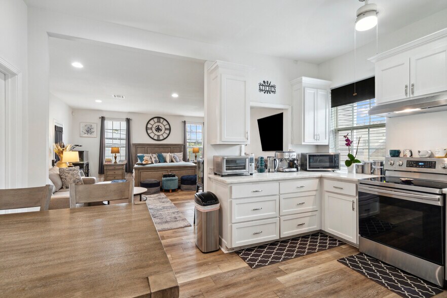 More Photos Of 8228 Oak St, New Orleans Office For Sale