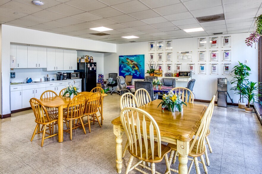 More Photos Of 1800 University Pky, Sarasota Warehouse For Sale