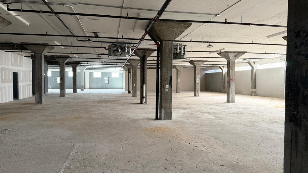 More Photos Of 815 E 135th St, Bronx Warehouse For Lease