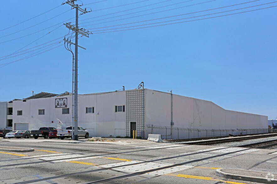 More Photos Of 7005 Tujunga Ave, North Hollywood Warehouse For Lease