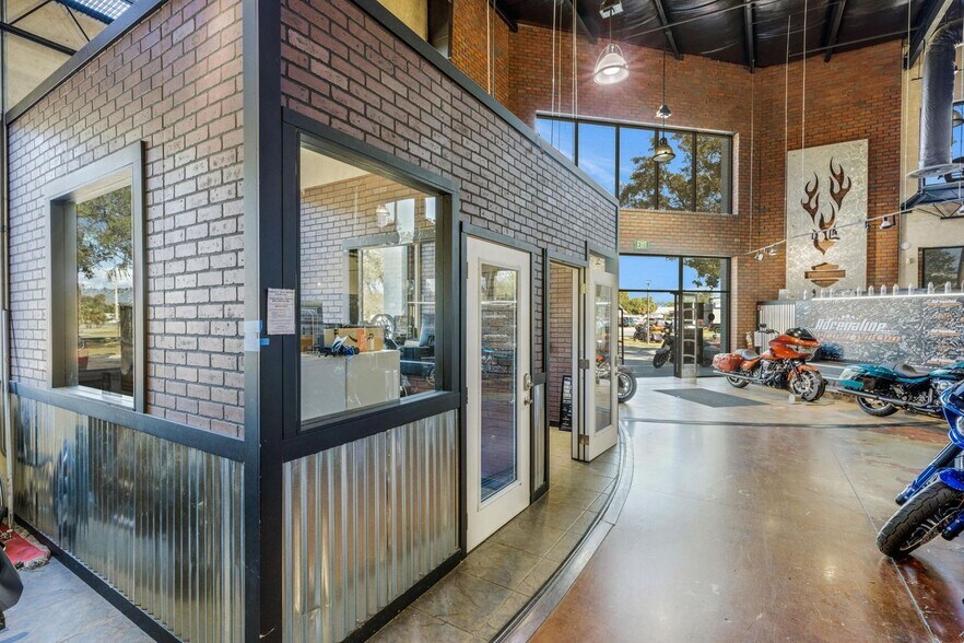 More Photos Of 330 Cattlemen Rd, Sarasota Auto Dealership For Sale