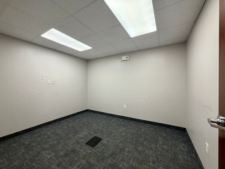 More Photos Of 2688 DeKalb Ave, Sycamore Freestanding For Lease