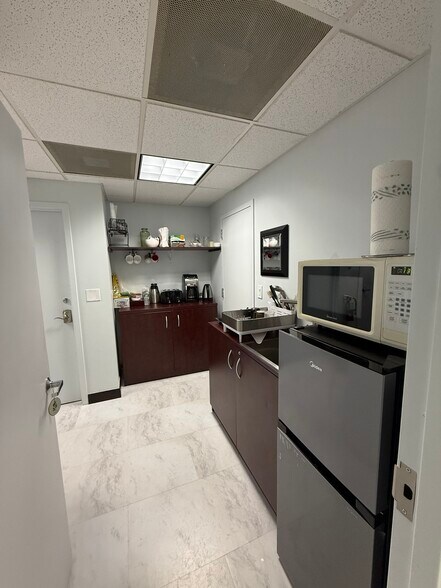 More Photos Of 225 Gordons Corner Rd, Manalapan Township Medical For Lease