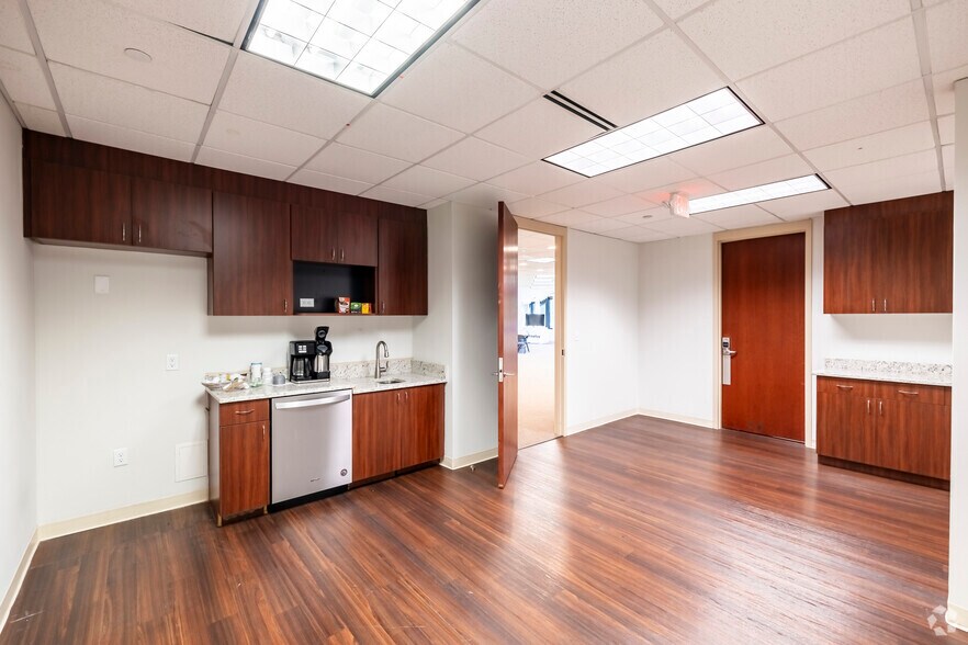 More Photos Of 2820 Waterford Lake Dr, Midlothian Office For Lease