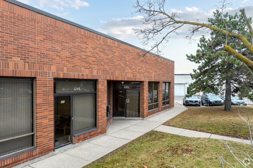 More Photos Of 691-729 Petrolia Rd, Toronto Warehouse For Lease