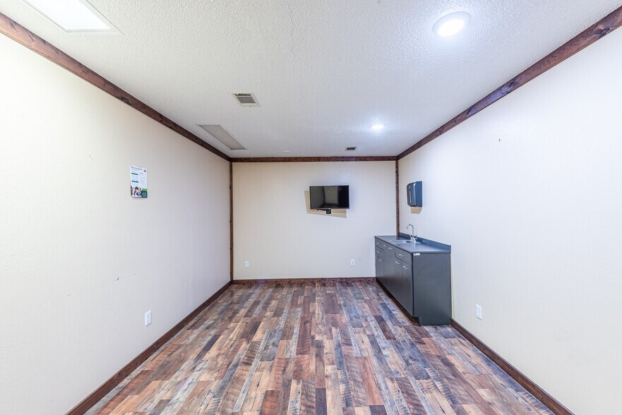 More Photos Of 706 W Barnard St, Glennville Medical For Sale