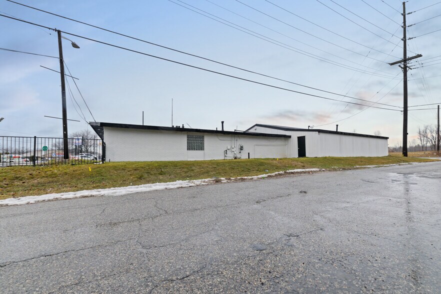 More Photos Of 2020 Dixie Hwy, Waterford Freestanding For Sale