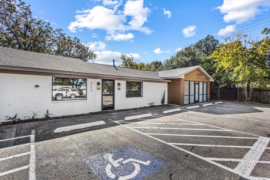 More Photos Of 717 E Liberty St, Pilot Point Storefront Retail Office For Lease