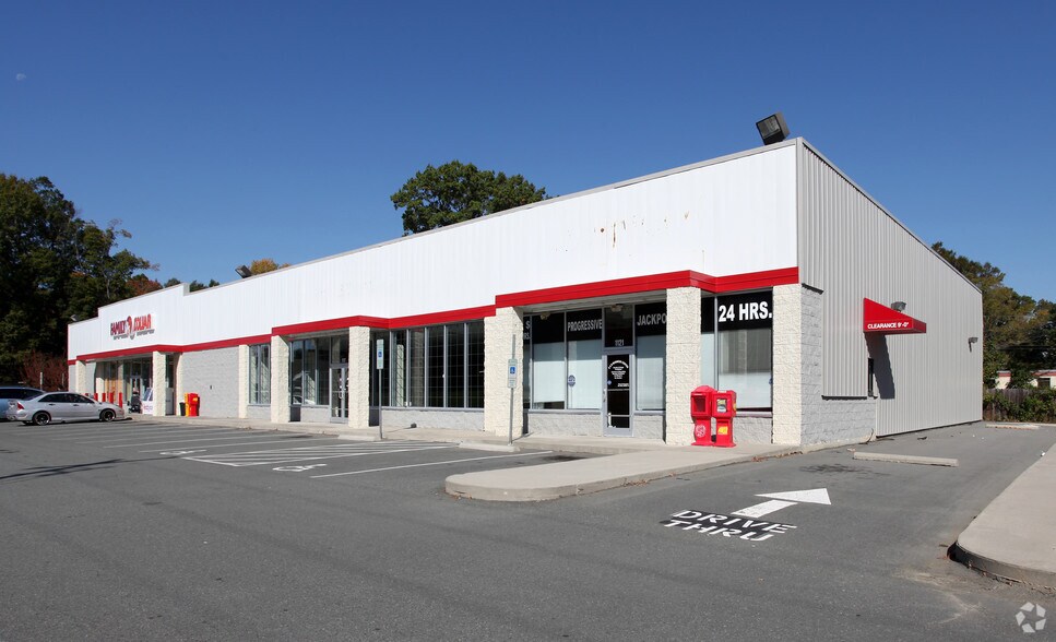 More Photos Of 1113-1121 E 11th St, Siler City Unknown For Lease