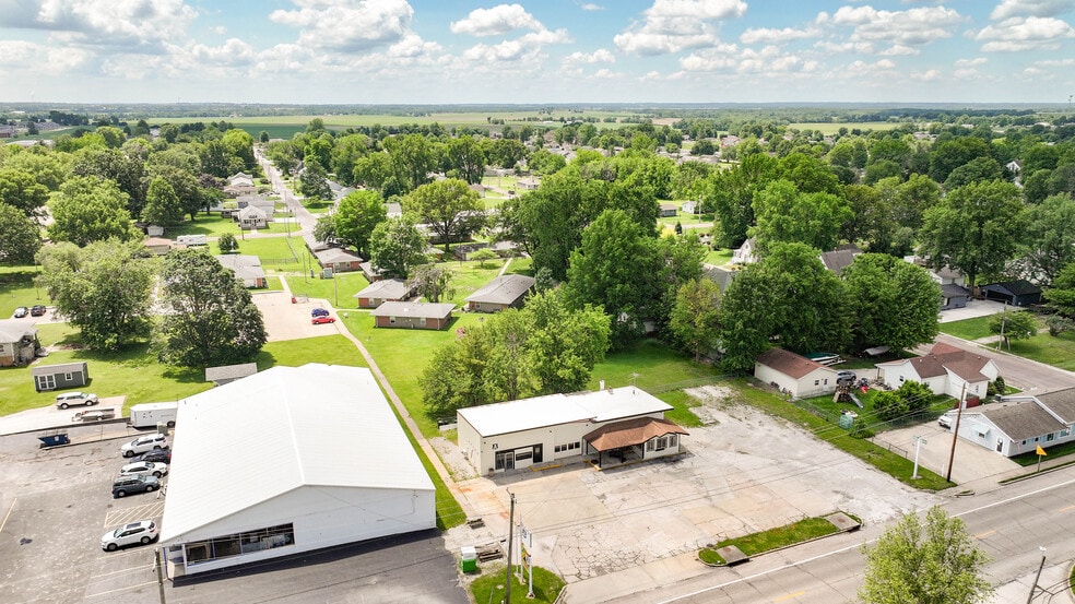 More Photos Of 406 W Carpenter St, Jerseyville Flex For Sale