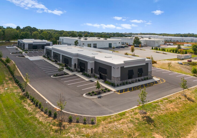 More Photos Of 112 Exmore Rd, Mooresville Flex For Lease