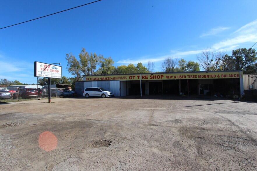 Primary Photo Of 2038 N Main St, Paris Auto Repair For Sale