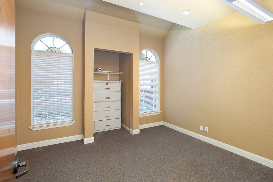 More Photos Of 2634 Kerrybrook Ct, San Antonio Medical For Lease