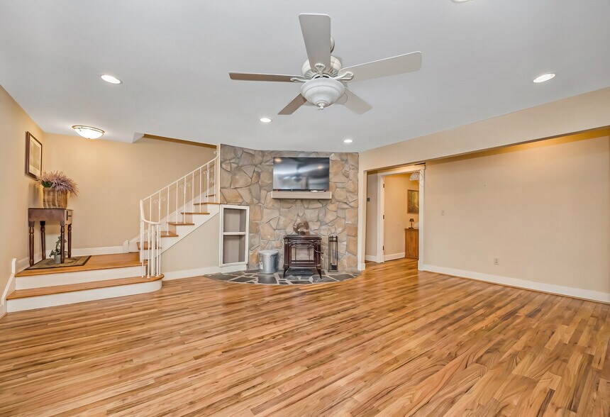 More Photos Of 645 Middle Country Rd, Middle Island Office For Sale