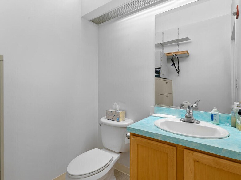 More Photos Of 46165 Westlake Dr, Sterling Medical For Sale