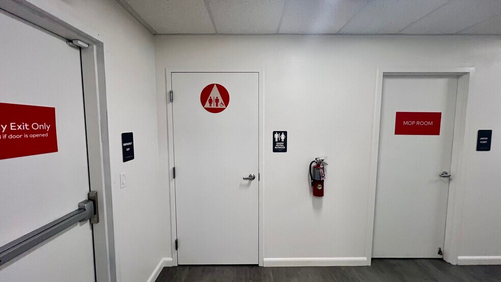 More Photos Of 2409 S Macdill Ave, Tampa Freestanding For Lease