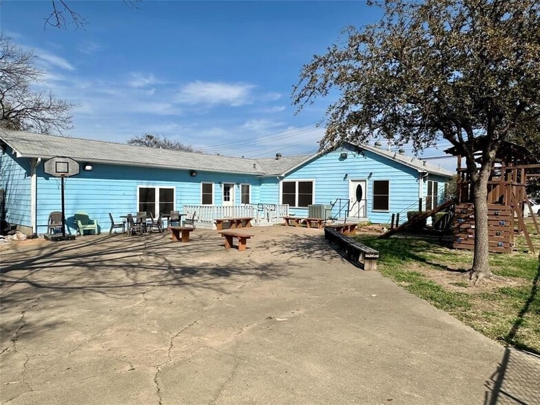 More Photos Of 503 Bolivar St, Denton Freestanding For Sale