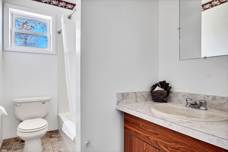 More Photos Of 12 McGillis Ave, Lake George Hotel For Sale