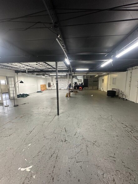 More Photos Of 2402 Coolidge Ave, Orlando Warehouse For Lease
