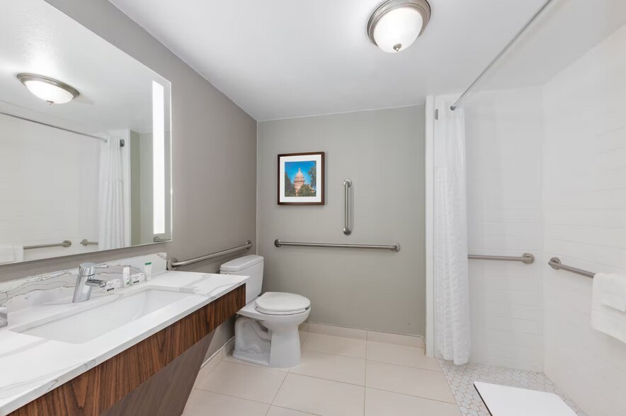 More Photos Of 4850 W John Carpenter Fwy, Irving Hotel For Sale