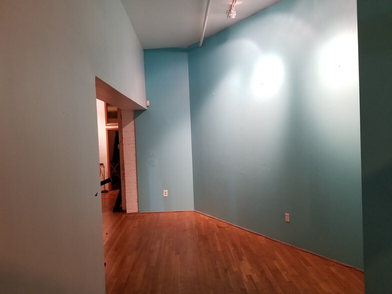 More Photos Of 7 N Saginaw St, Pontiac Office For Lease