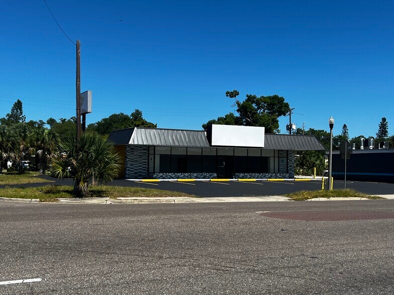 More Photos Of 2108 49th St S, Saint Petersburg Storefront For Sale