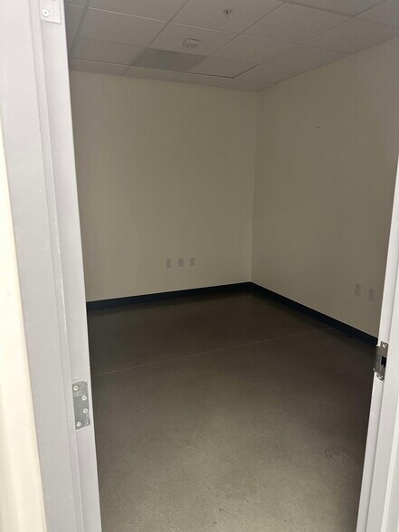 More Photos Of 27559 Newport Rd, Menifee Storefront For Lease