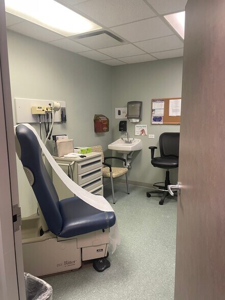 More Photos Of 3828 Avenue N, Galveston Hospital For Lease