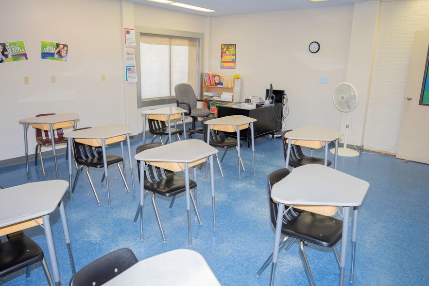 More Photos Of 210 S Kingshighway St, Sikeston Schools For Lease