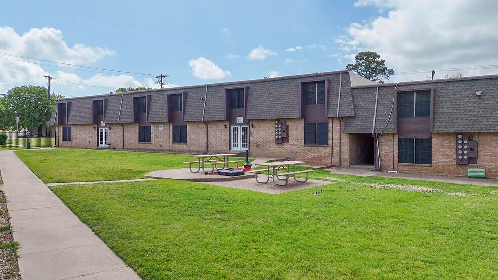 More Photos Of 900 Willowwood St, Denton Dormitory For Sale