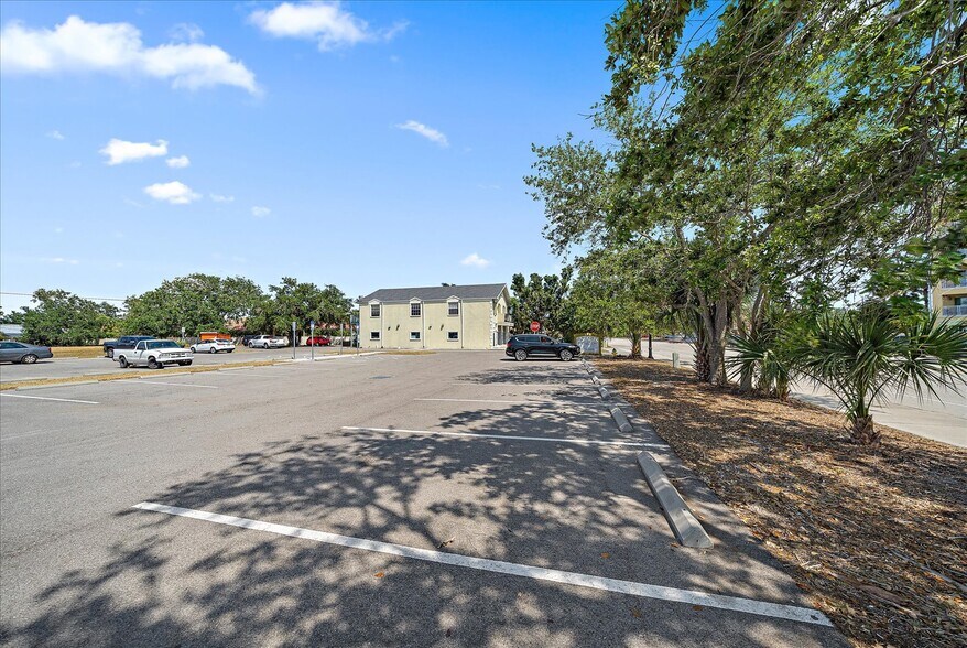 More Photos Of 925 Tamiami Trl S, Venice Storefront Retail Residential For Sale