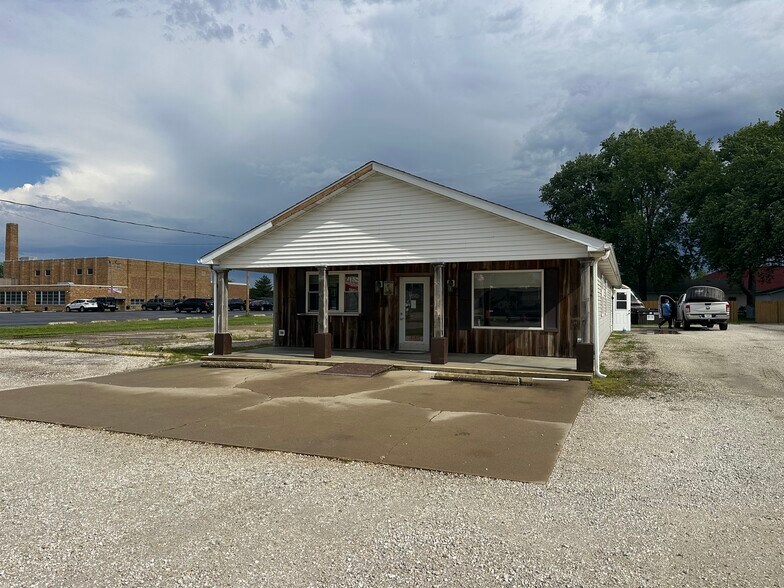 More Photos Of 445 W Elm St, Waverly General Retail For Sale