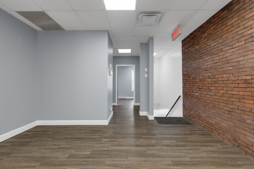 More Photos Of 298-300 Ch du Bord-du-Lac-Lakeshore, Pointe-claire Storefront For Lease