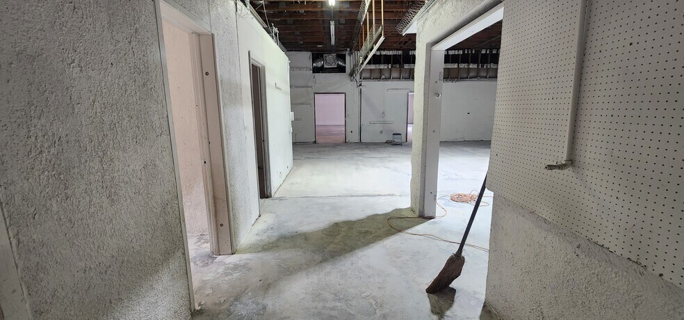 More Photos Of 284 S Center St, Pierson Auto Repair For Lease