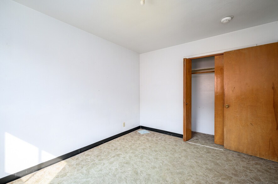 More Photos Of 229 E Monroe St, Carlton Apartments For Sale