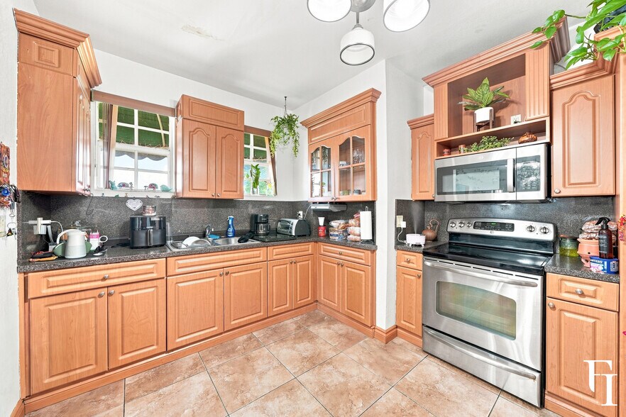 More Photos Of 1353 SW 1st St, Miami Storefront Retail Residential For Sale