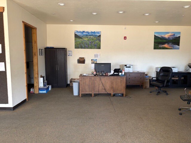 More Photos Of 400 Kristen Ct, Montrose Showroom For Lease