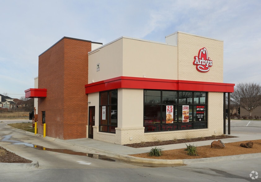 Primary Photo Of 8150 Matlock Rd, Arlington Fast Food For Lease