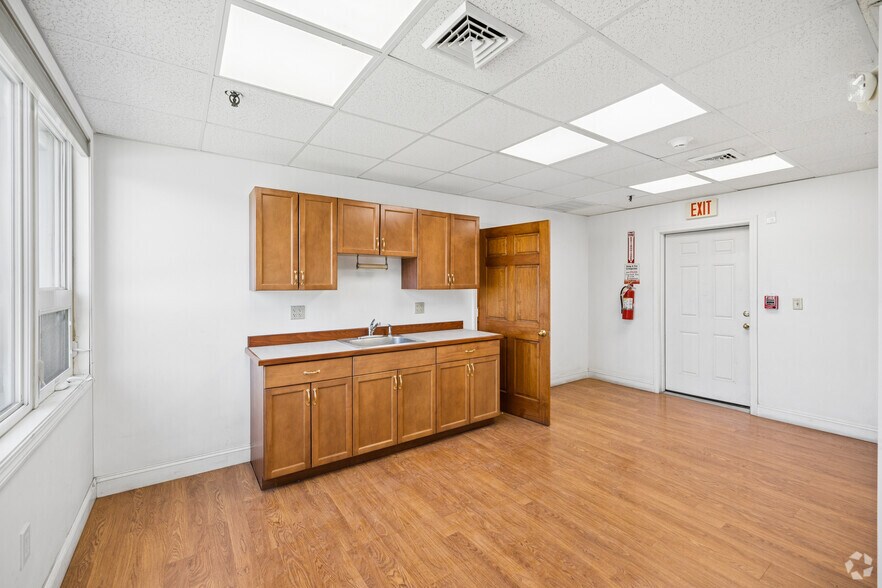 More Photos Of 6 Willow Rd, Ayer Warehouse For Lease