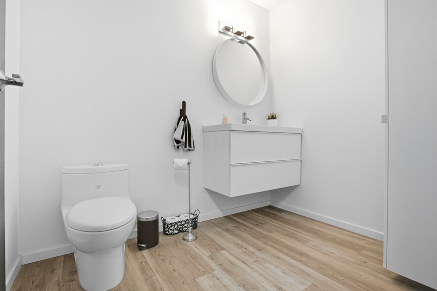 More Photos Of 9411 98 Av NW, Edmonton Office For Sale