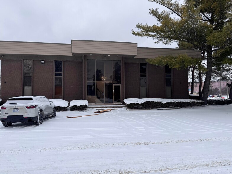 More Photos Of 23999 W 10 Mile Rd, Southfield Office For Sale