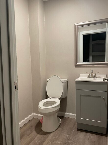 More Photos Of 104-108 S Main St, Victoria Office For Lease