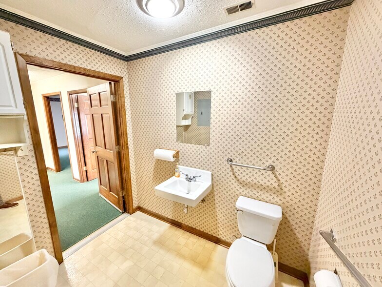 More Photos Of 105 N Hickory St, Aberdeen Flex For Sale