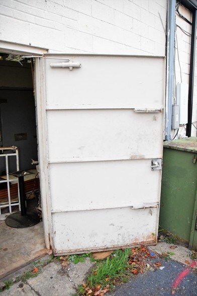 More Photos Of 21048-21054 Kelly Rd, Eastpointe Storefront For Sale