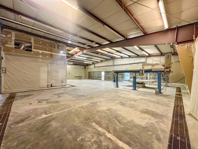 More Photos Of 3105 Memorial Pky NW, Huntsville Warehouse For Sale