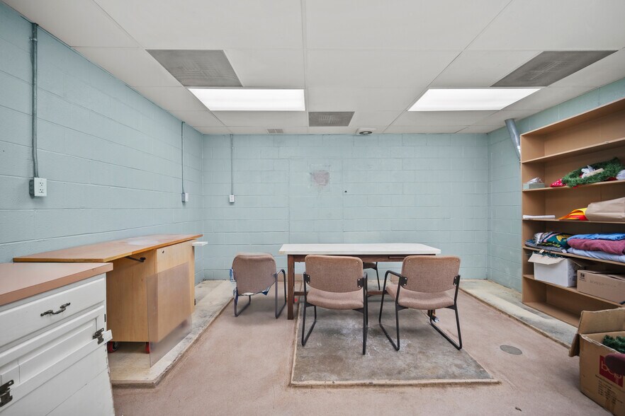 More Photos Of 5280 Edison Ave, Colorado Springs Veterinarian Kennel For Sale