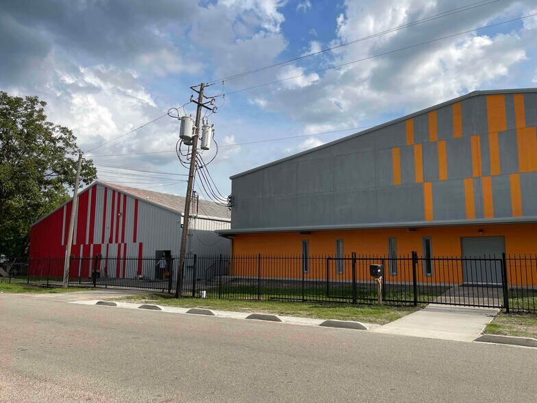 More Photos Of 2202 Lone Oak Rd, Houston Health Club For Lease