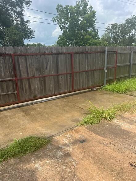 More Photos Of 14606 Sheraton St, Houston Warehouse For Lease