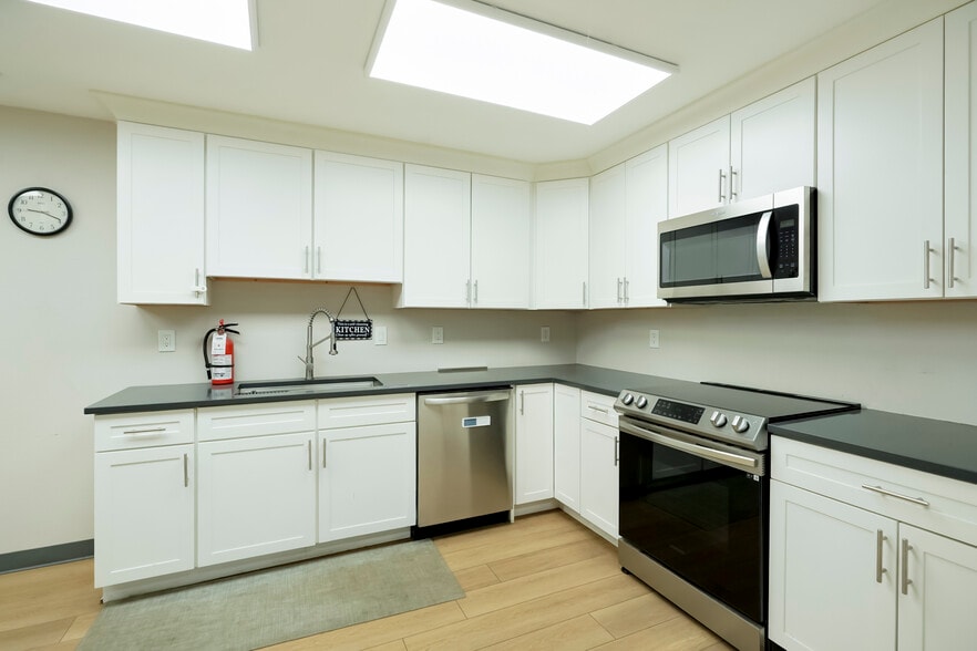 More Photos Of 995 W Iliff Ave, Denver Manufacturing For Lease