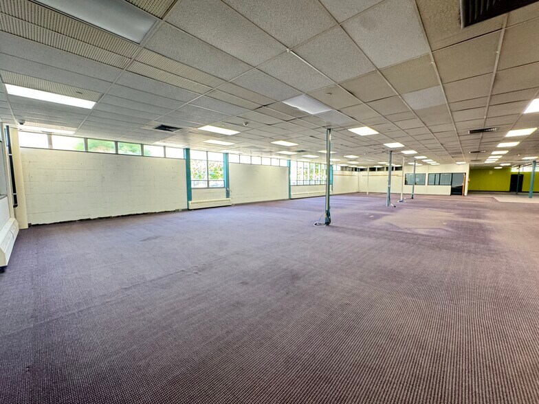 More Photos Of 40 E Simmons St, Galesburg Flex For Sale